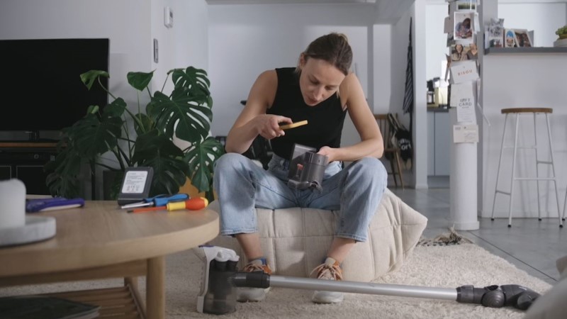Vrouw herstelt stofzuiger Dyson